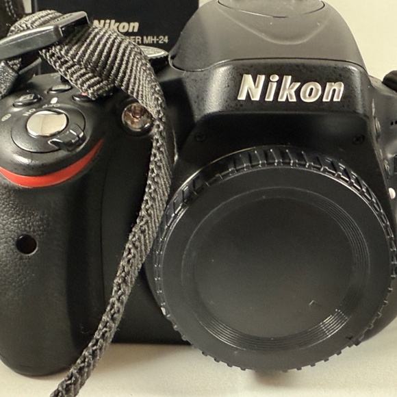 Nikon D5100 DSLR Camera Kit - Picture 3 of 16